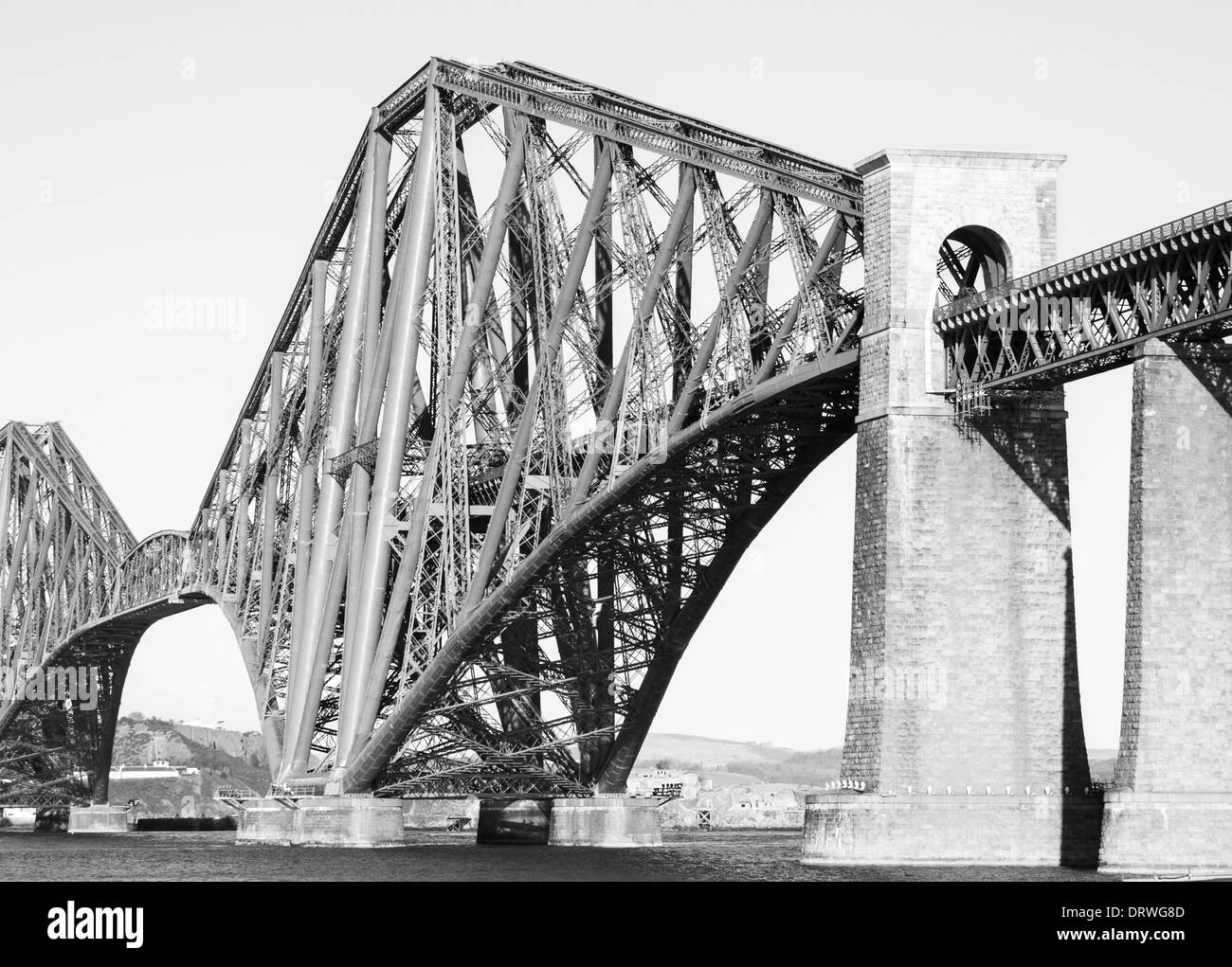 Ponte di Forth Rail a Edimburgo in una giornata di sole. Foto in bianco e nero Foto Stock