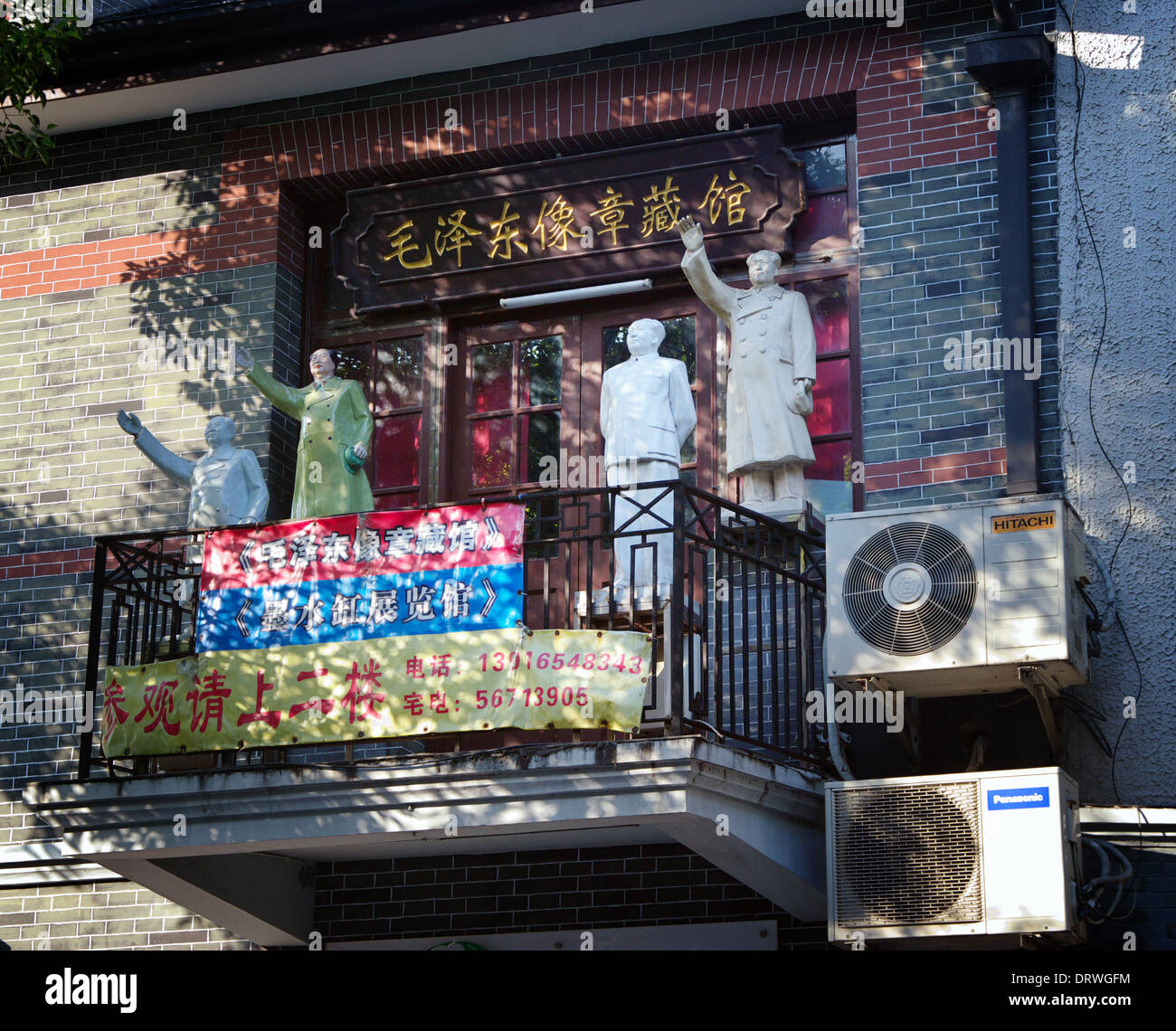 SHANGHAI - nov. 15.2013 Cina una statua della Cina dell ex Presidente Mao Zedong sul balcone di un palazzo di appartamenti a Shanghai Foto Stock