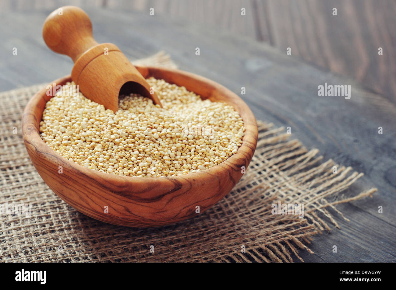 Materie di quinoa semi nella ciotola di legno su sfondo di legno closeup Foto Stock