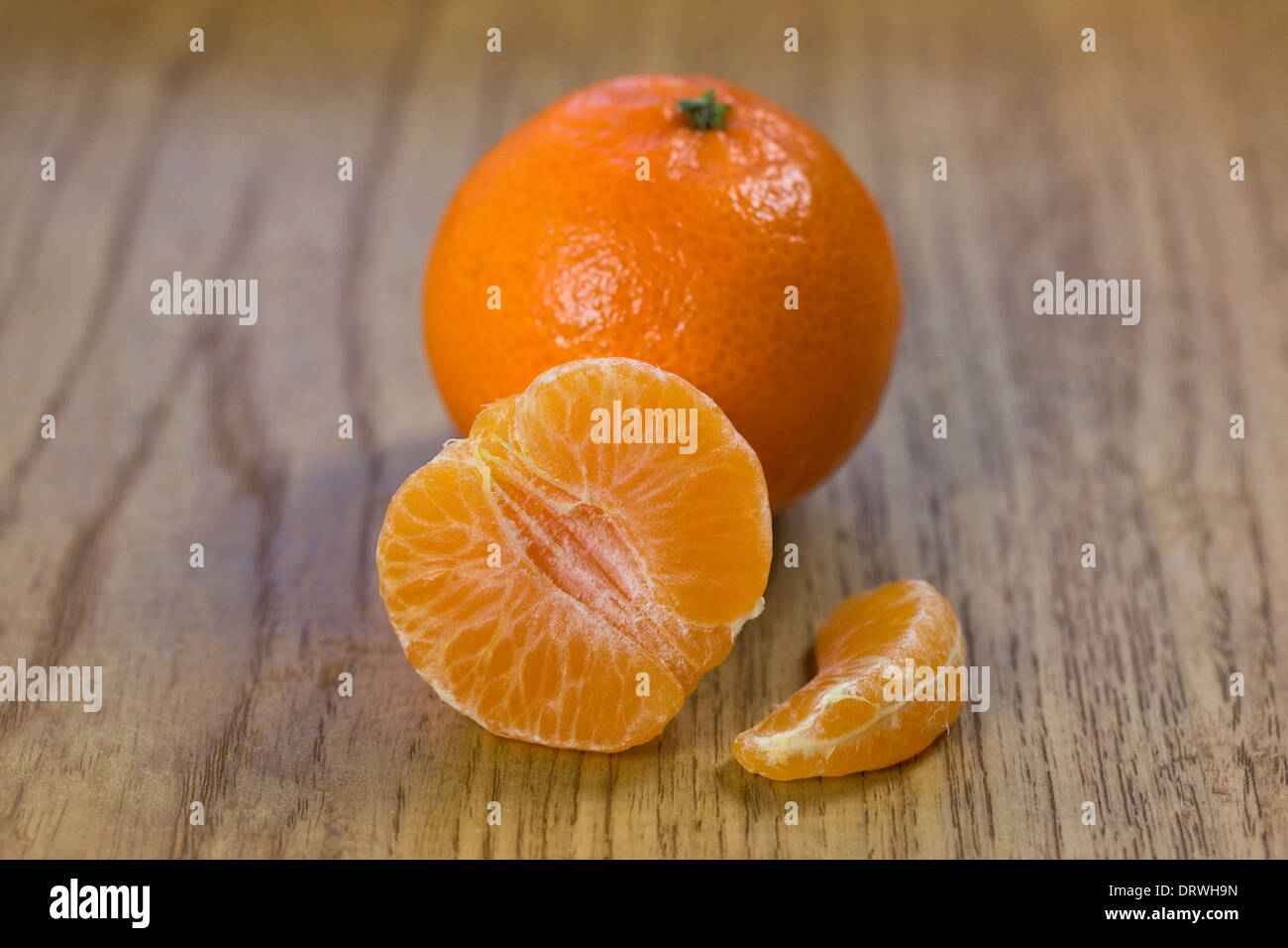 Citrus × clementina. Le clementine su un vassoio in legno di quercia Foto Stock