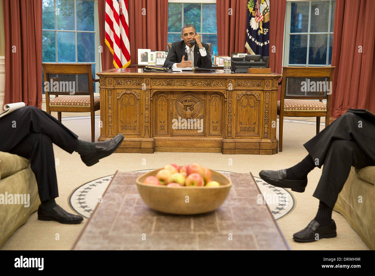 Il Presidente Usa Barack Obama parla al telefono con il Cancelliere Angela Merkel della Germania per discutere la Siria dall'Ufficio Ovale della Casa Bianca Agosto 29, 2013 a Washington, DC. Foto Stock