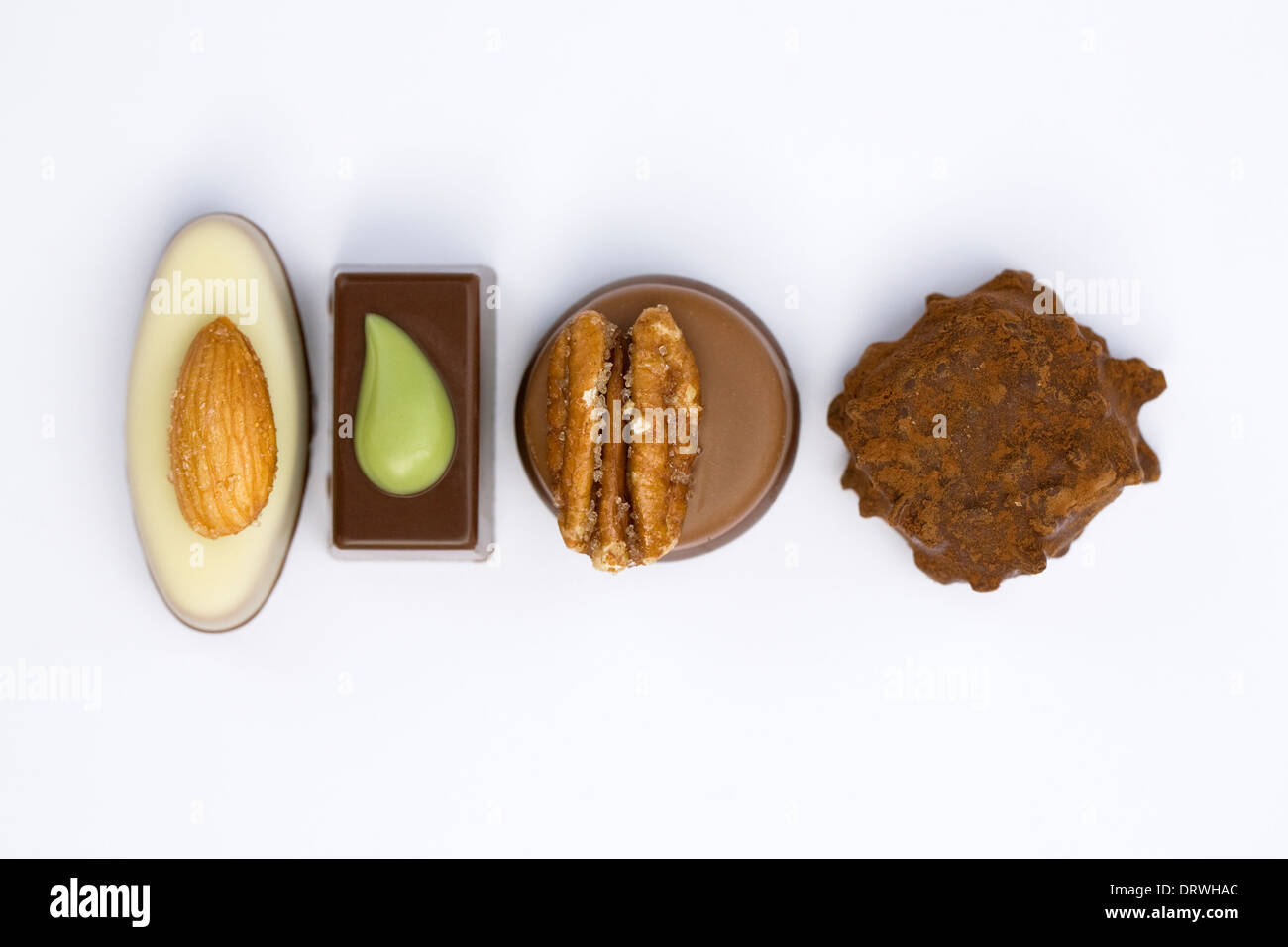 Quattro cioccolatini di lusso su uno sfondo bianco. Foto Stock