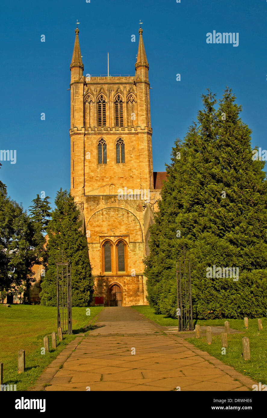 Pershore Abbazia fu praticamente distrutta dal re Enrico VIII durante la Riformazione. La torre campanaria e la piccola cappella rimangono come una chiesa parrocchiale. Foto Stock