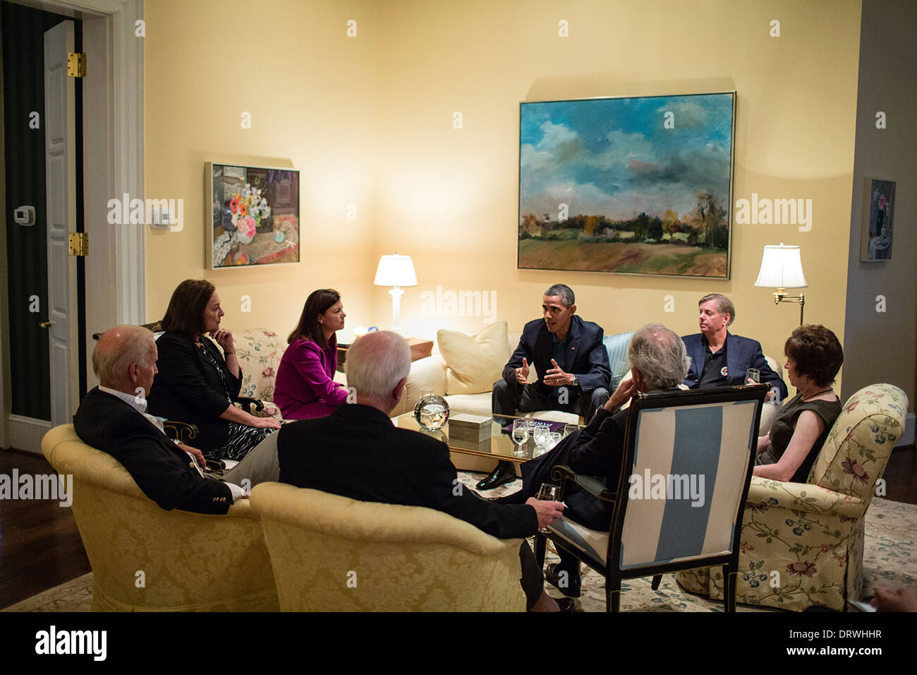 Il Presidente Usa Barack Obama incontra il Vice Presidente Joe Biden e U.S. Senatori per discutere la Siria prima di cena presso la Naval Observatory Residence Settembre 8, 2013 a Washington, DC. Seduto in senso orario dal presidente sono: Sen. Lindsey Graham, Sen. Susan Collins, Sen. Bob tappatrice, Sen. Saxby Chambliss, Vice presidente Joe Biden, Sen. Kelly Mayotte e Sen. Deb Fischer. Foto Stock