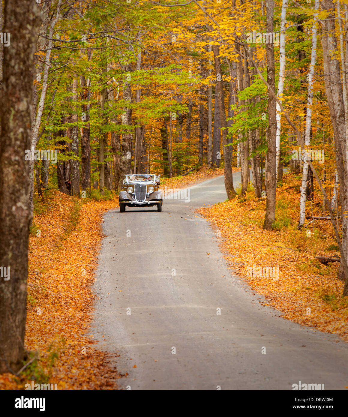 Touring retro boschi in autunno nei pressi di Woodstock, Vermont, USA Foto Stock