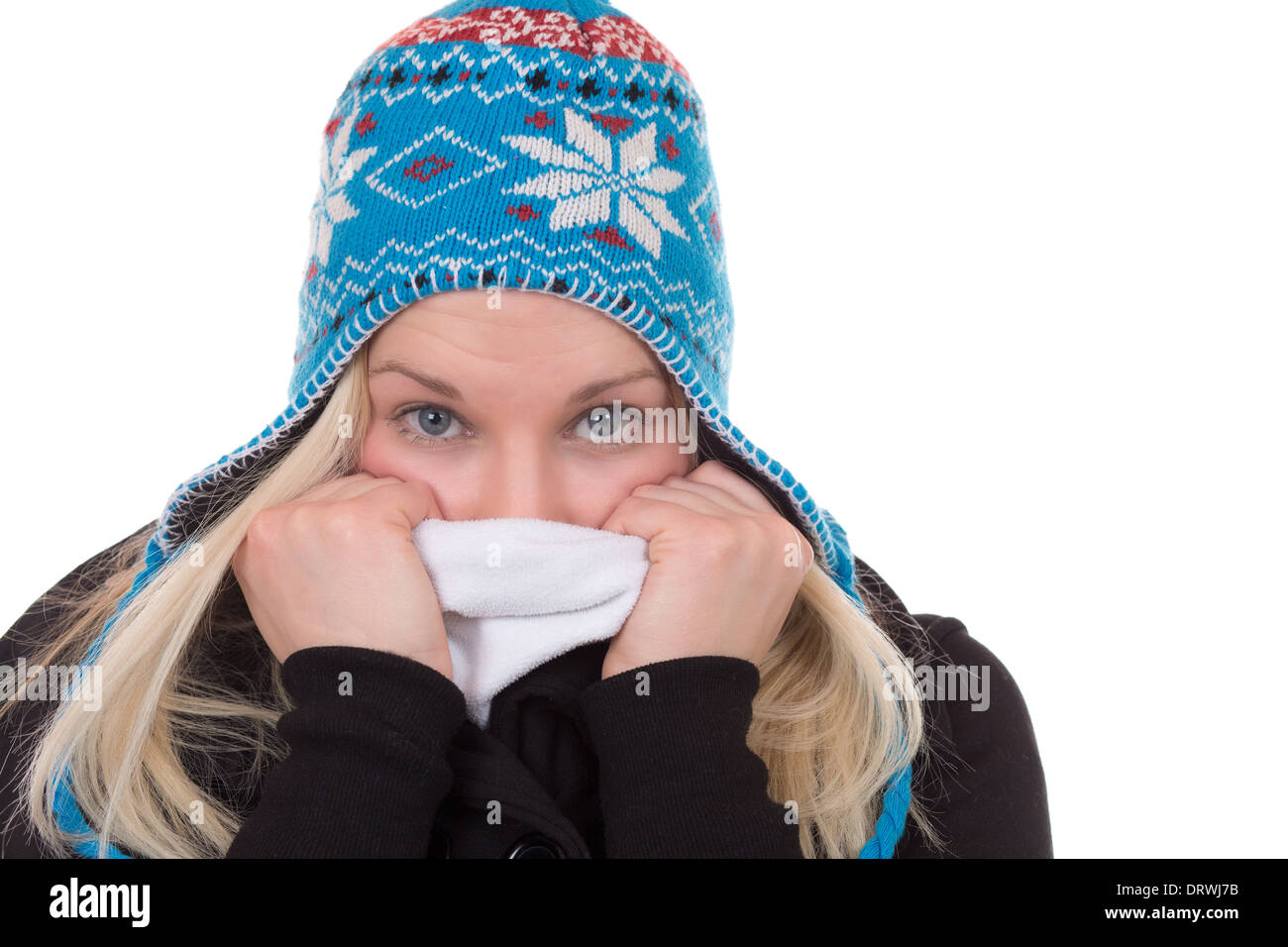 Ritratto di una donna bionda in inverno freddo con guanti e sciarpa, isolato su sfondo bianco Foto Stock