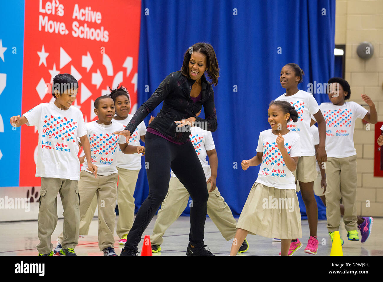 Noi la First Lady Michelle Obama partecipa ad attività musicali con gli studenti durante un ritorno a scuola "Passiamo!' scuole attive evento a Orr Scuola Elementare Settembre 6, 2013 a Washington, DC. Foto Stock