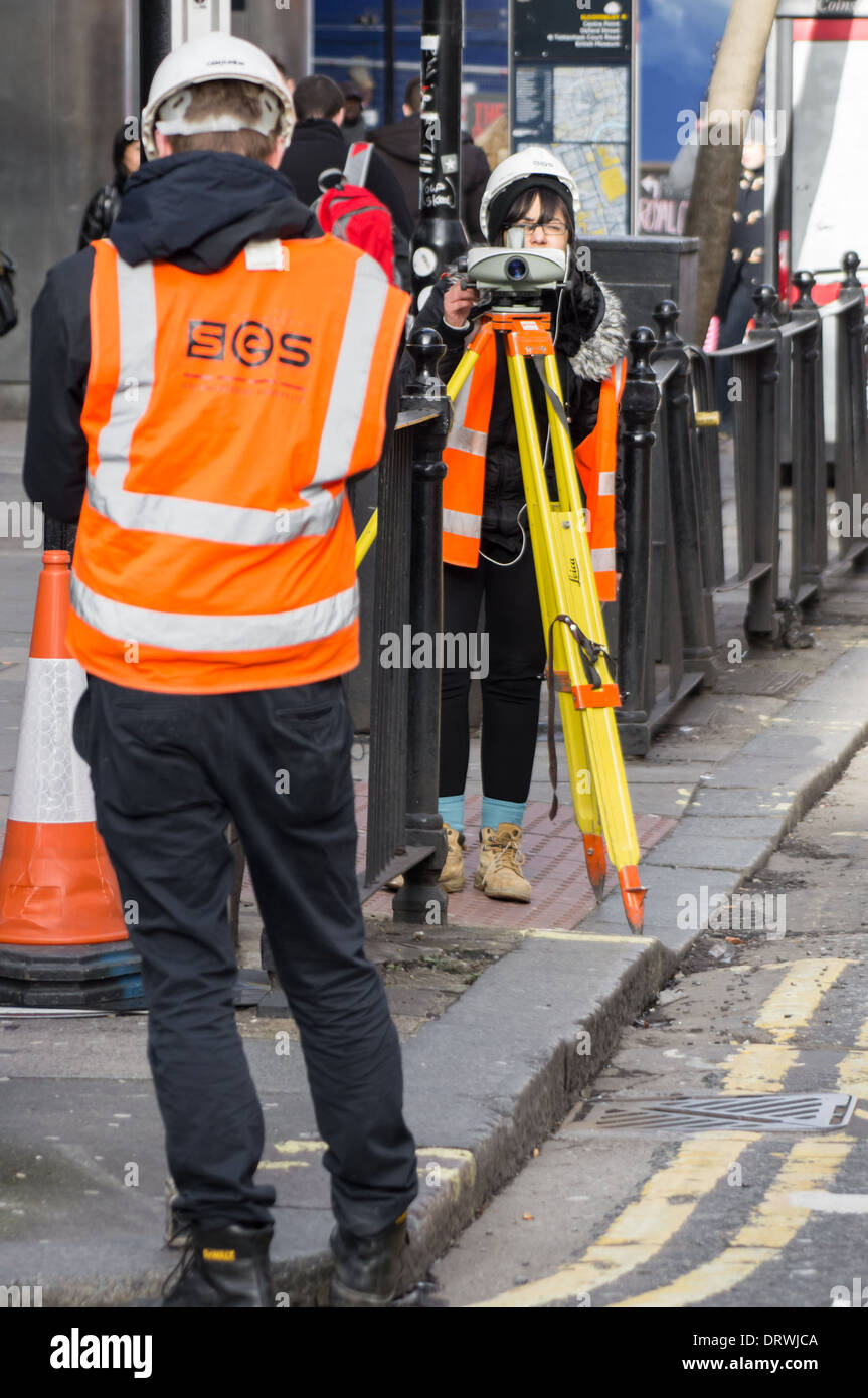 Geometri lavora con tachimetro sul Crossrail sito in costruzione vicino a Tottenham Court Road, Londra England Regno Unito Regno Unito Foto Stock