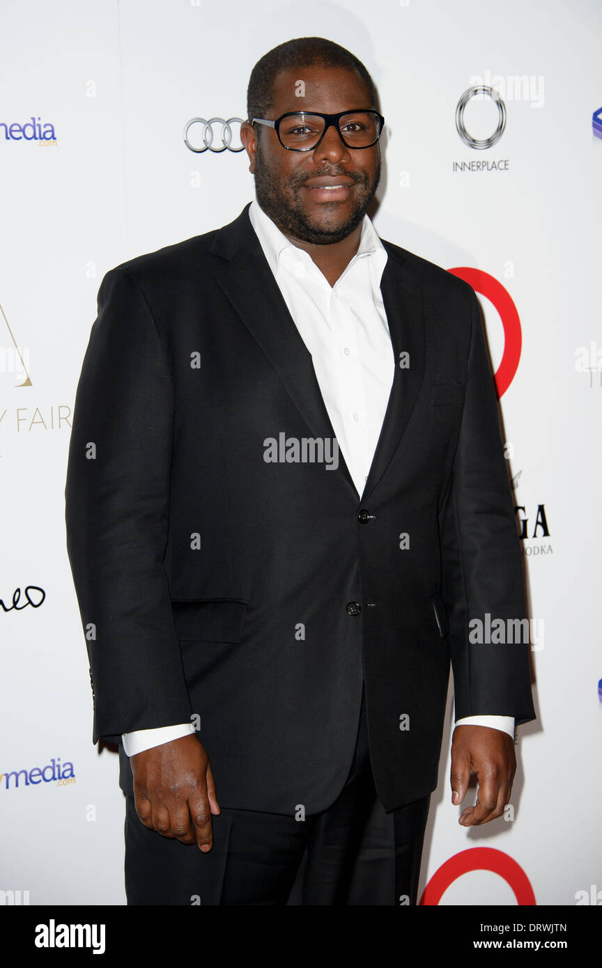 Direttore Steve McQueen con il suo premio per il film dell'anno al London Critics Circle Awards, a Londra. Foto Stock