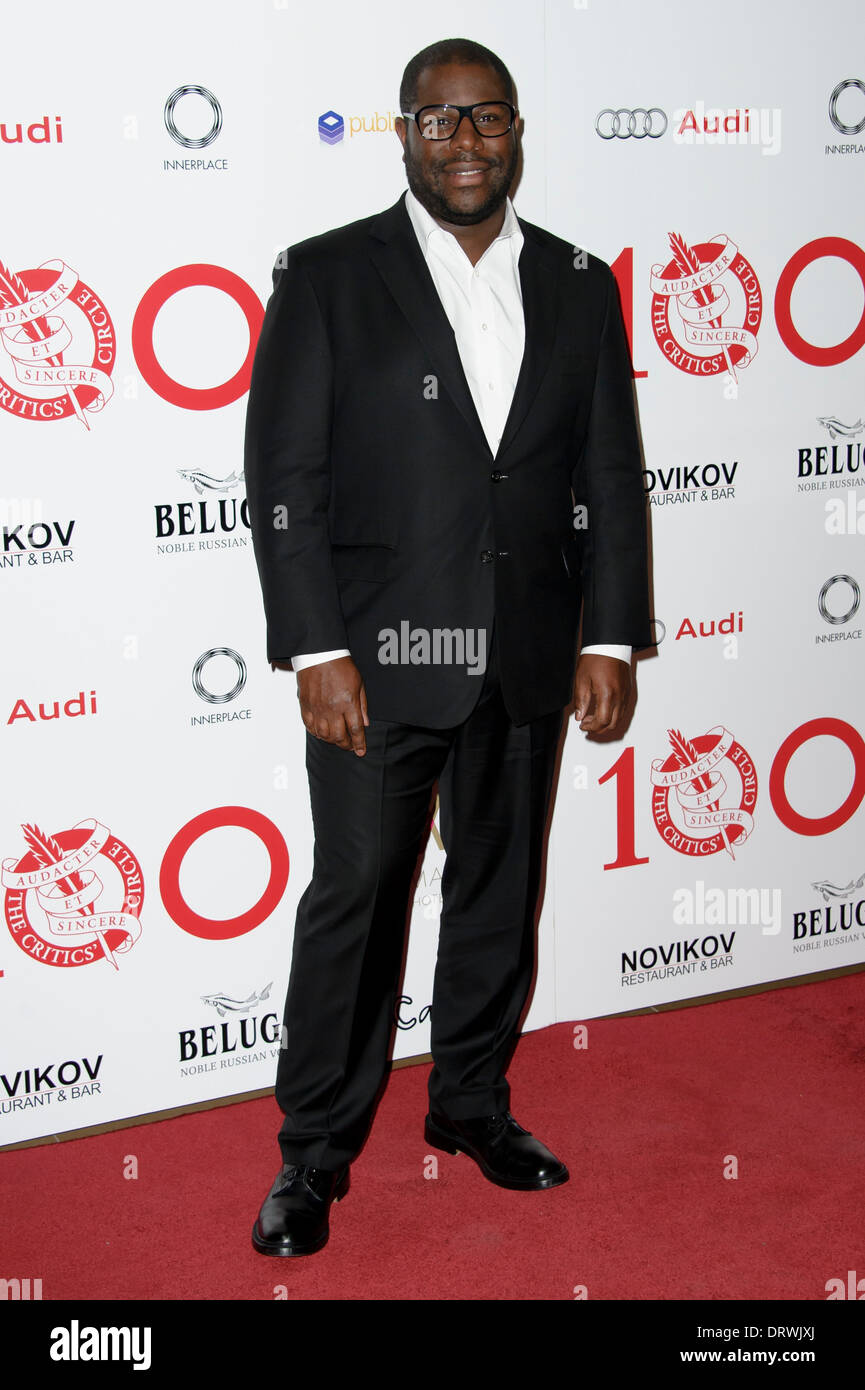 Direttore Steve McQueen con il suo premio per il film dell'anno al London Critics Circle Awards, a Londra. Foto Stock