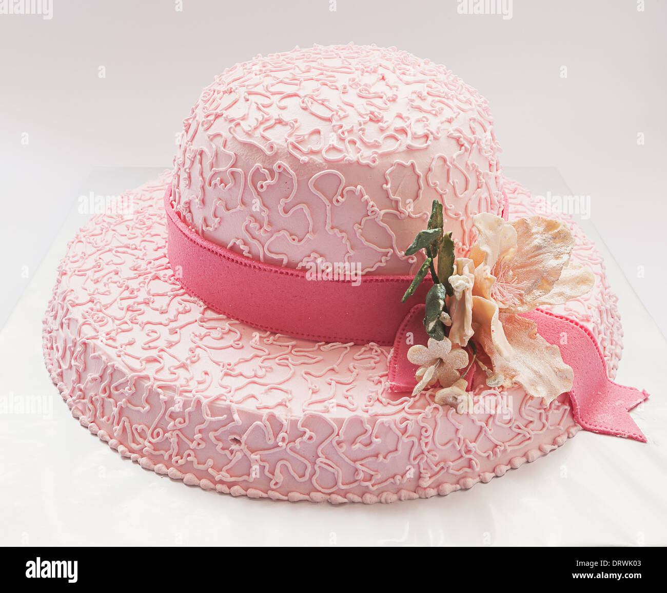 Torta di compleanno, assomiglia a cappello, in colore rosa e fiore in  zucchero Foto stock - Alamy