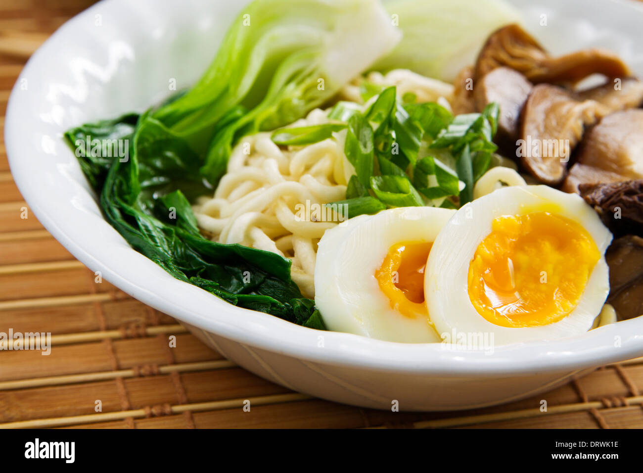 Tradizionale a base di noodle Ramen zuppa di funghi Foto Stock