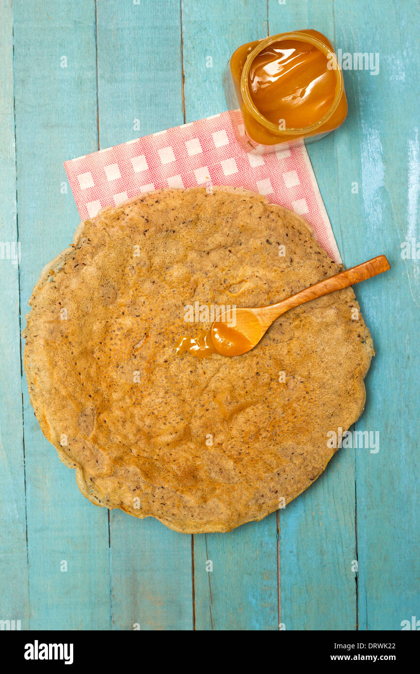 In casa la crêpe con miele Foto Stock