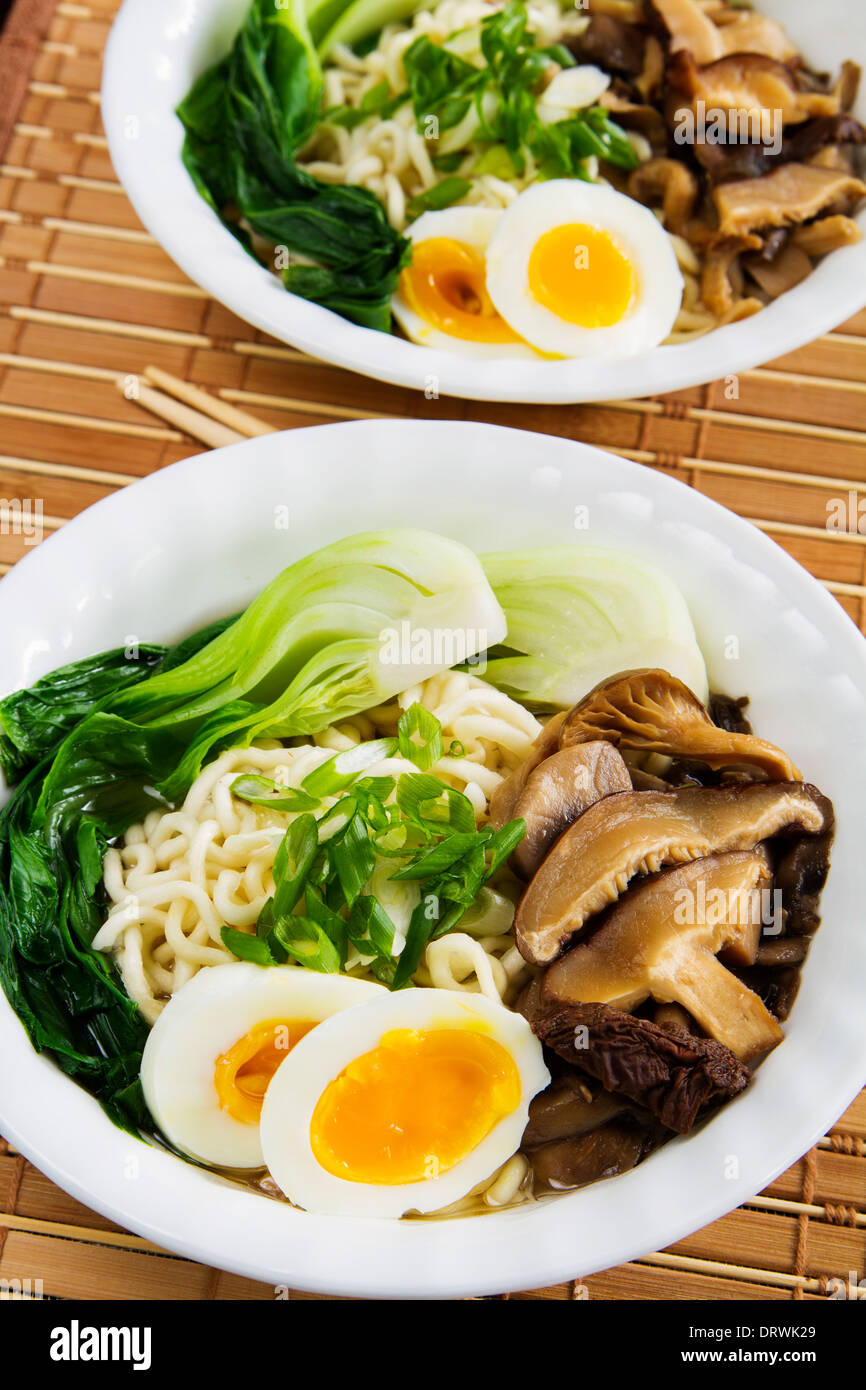 Tradizionale a base di noodle Ramen zuppa di funghi Foto Stock