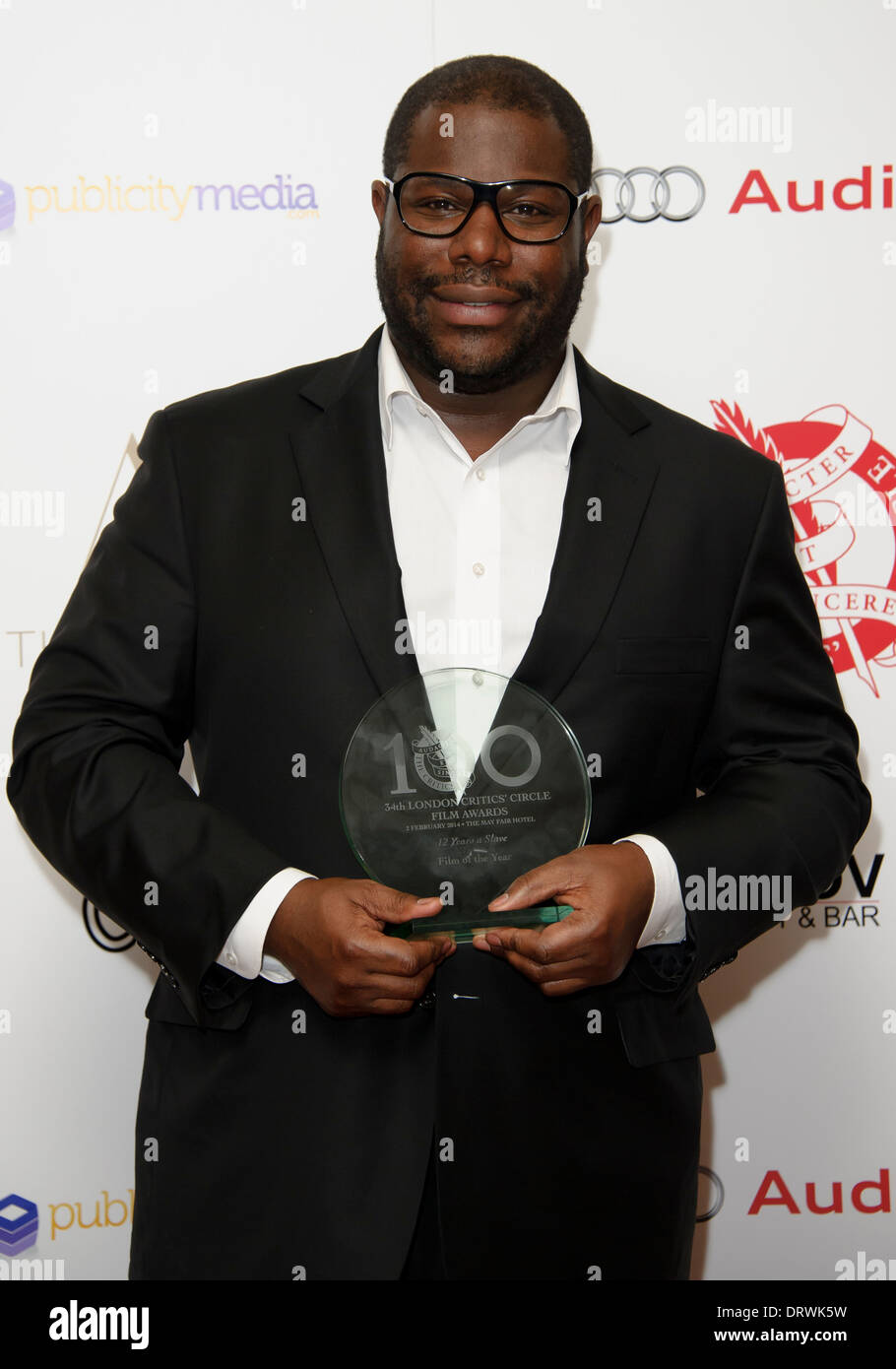 Direttore Steve McQueen con il suo premio per il film dell'anno al London Critics Circle Awards, a Londra. Foto Stock