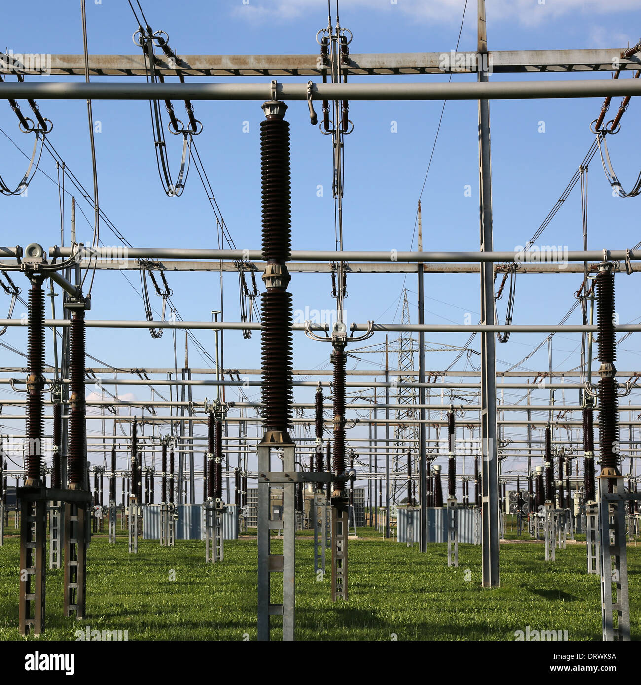 Una sottostazione elettrica con i trasformatori e le resistenze di energia e elettricità argomento Foto Stock