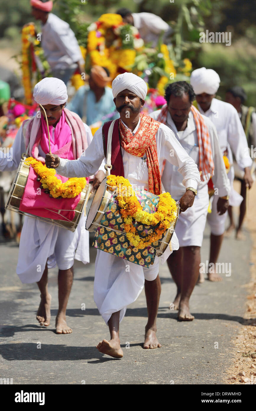 Cerimonia indiana dedicato alla dea Devi - preparazione e trasporto della statua della dea Devi con musicisti del Sud dell India Foto Stock