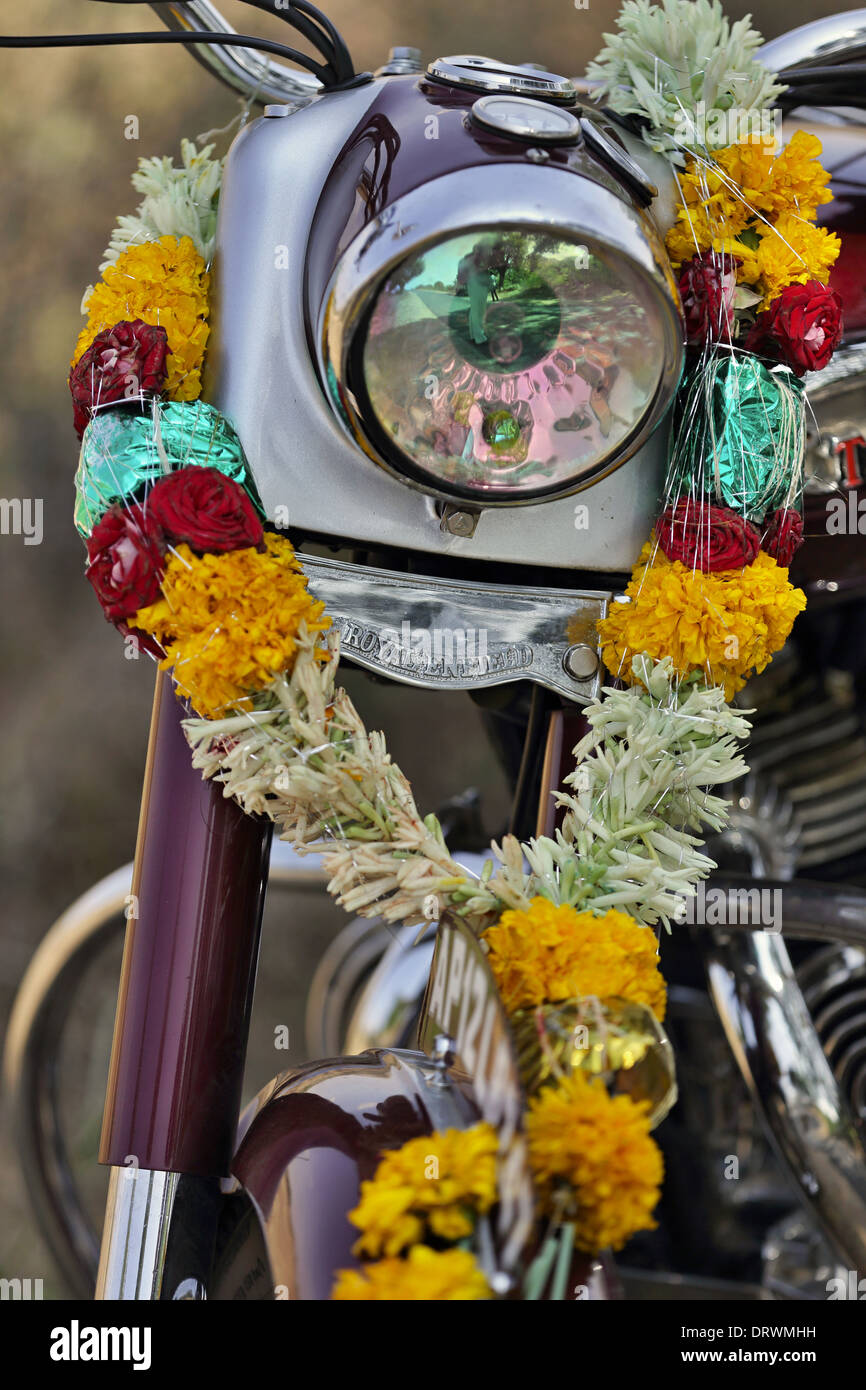 Royal Enfield con una ghirlanda di fiori in India Foto Stock