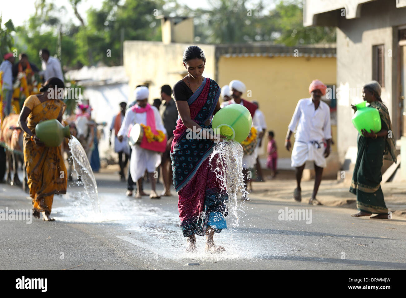 Cerimonia indiana dedicato alla dea Devi - trasporto della statua della dea Devi con donne versando acqua per le benedizioni del Sud dell India Foto Stock