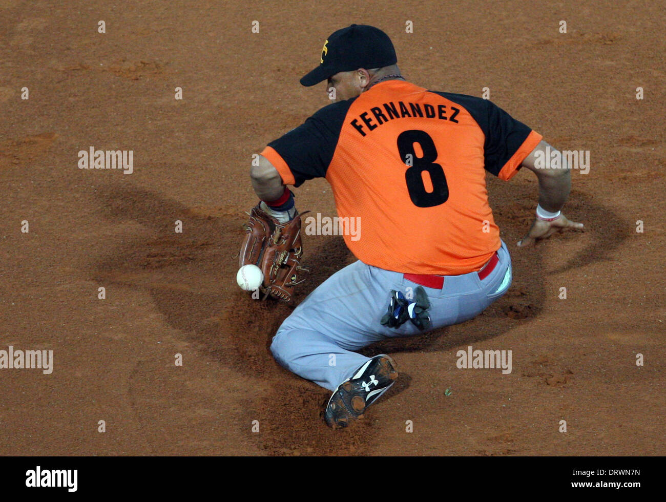 Margarita, Venezuela. 2° febbraio 2014. A Cuba Jose Miguel Fernandez, compete durante la partita dei Caraibi Serie, contro il Venezuela, svoltasi a Nueva Esparta Stadium, in Margarita Island, a Nueva Esparta Stato, Venezuela, il 2 febbraio, 2014. Credito: Carlos Ramirez/Xinhua/Alamy Live News Foto Stock