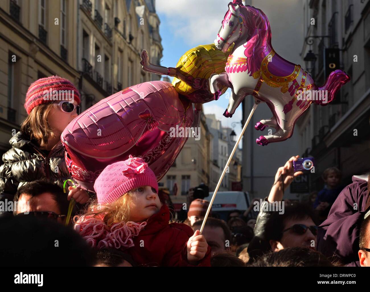 Parigi, Francia. 2° febbraio 2014. Una ragazza trattiene un cavallo a forma di ballon quando si guarda una sfilata di mark nuovo anno lunare cinese n Parigi, Francia, Feb. 2014. L annuale nuovo anno lunare cinese parade si è tenuta a Parigi la domenica. Credito: Xinhua/Alamy Live News Foto Stock