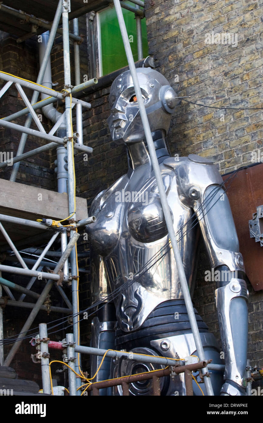 Cyberdog robot di guardia presso la musica trance e cyber Foto Stock Cyberdog robot di guardia presso la musica trance e cyber Foto Stock