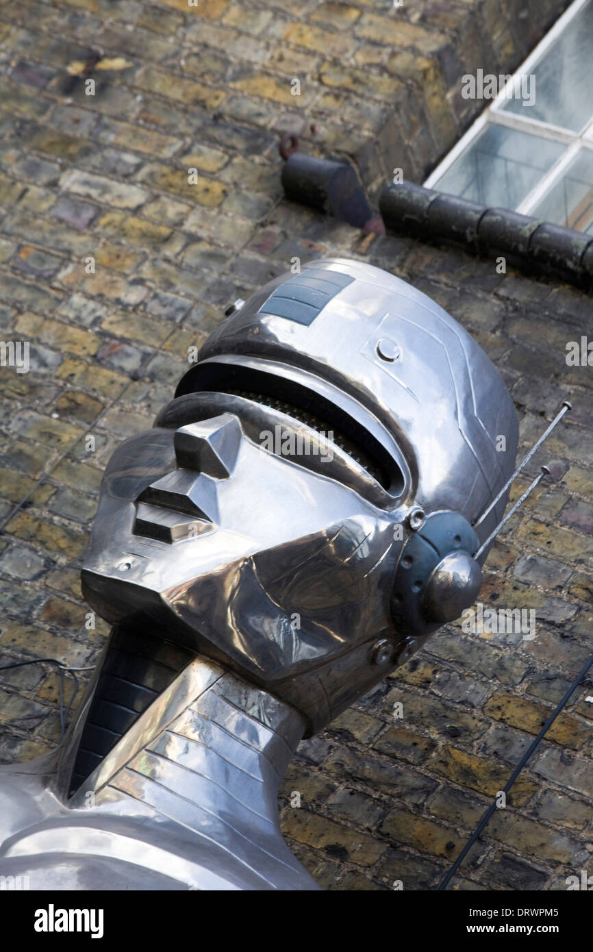 Cyberdog robot di guardia presso la musica trance e cyber Foto Stock Cyberdog robot di guardia presso la musica trance e cyber Foto Stock