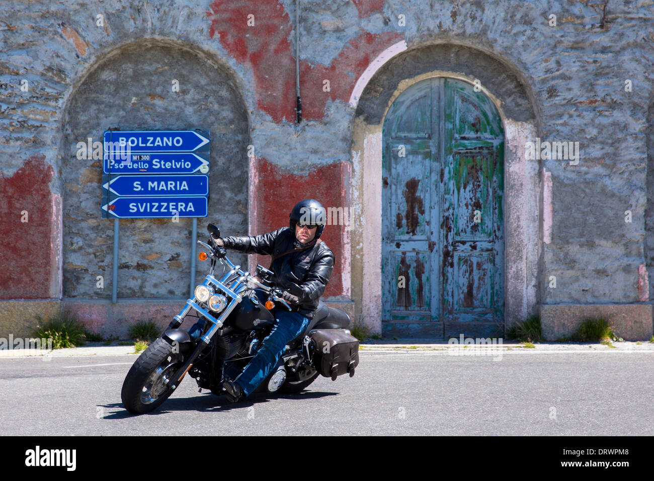 Motociclista a Harley Davidson Moto aziona il Passo dello Stelvio, il Passo dello Stelvio, dello Stelvio a Bormio, Italia settentrionale Foto Stock