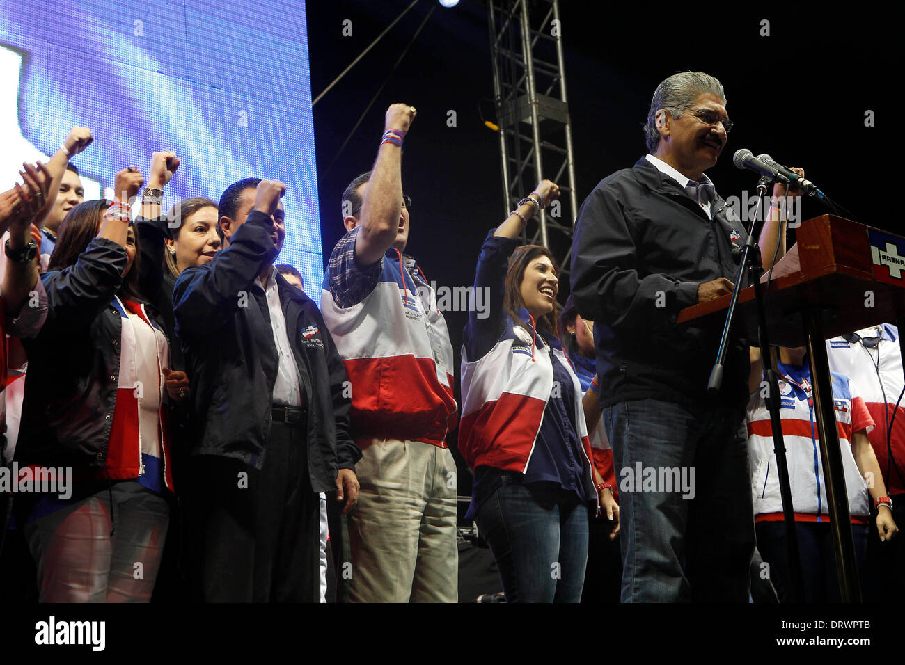 San Salvador El Salvador. 2° febbraio 2014. Il candidato presidenziale della destra nazionale Alleanza Repubblicana (Arena), Norman Quijano (R), parla durante un rally, nel contesto della giornata elettorale a San Salvador, la capitale di El Salvador, nel febbraio 2, 2014. Credito: Oscar Rivera/Xinhua/Alamy Live News Foto Stock