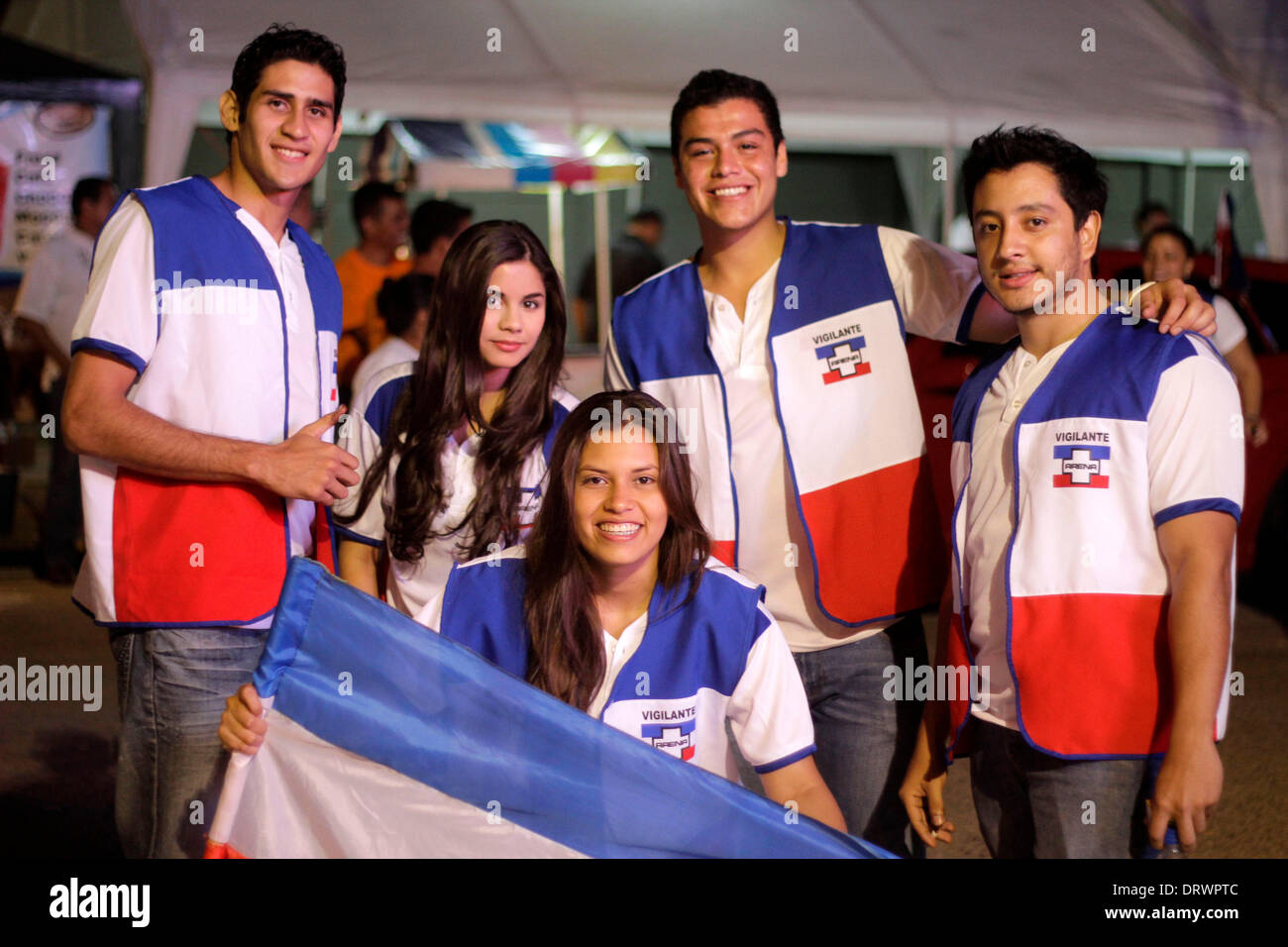 San Salvador El Salvador. 2° febbraio 2014. I sostenitori della nazionale di Alleanza Repubblicana (Arena), rally nel contesto della giornata elettorale a San Salvador, la capitale di El Salvador, nel febbraio 2, 2014. Credito: Oscar Rivera/Xinhua/Alamy Live News Foto Stock