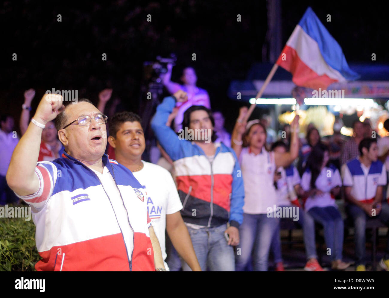 San Salvador El Salvador. 2° febbraio 2014. I sostenitori della nazionale di Alleanza Repubblicana (Arena), rally nel contesto della giornata elettorale a San Salvador, la capitale di El Salvador, nel febbraio 2, 2014. Credito: Oscar Rivera/Xinhua/Alamy Live News Foto Stock