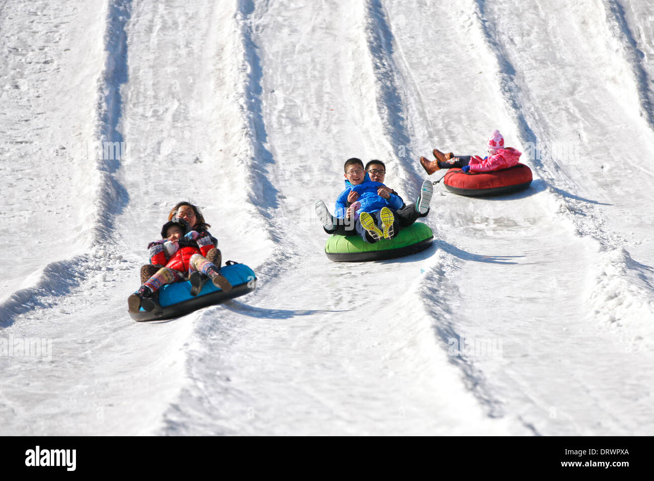 Pechino, Cina. 3 febbraio, 2014. Il turista a godere di ice-tubing al Parco Taoranting a Pechino Capitale della Cina, Febbraio 3, 2014. Artificiale di sport invernali piste sono diventati una alternativa per i turisti e per i residenti locali di Pechino che vogliono esposizione al ghiaccio e neve, come città testimoniò nessuna significativa nevicata di questo inverno. © Shen Bohan/Xinhua/Alamy Live News Foto Stock