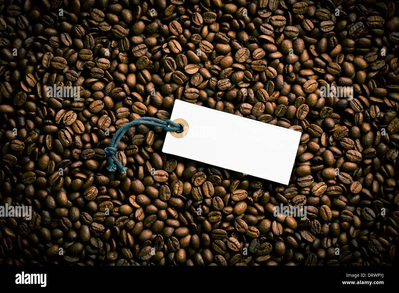 Vista superiore del prezzo di etichetta sul caffè in grani Foto Stock