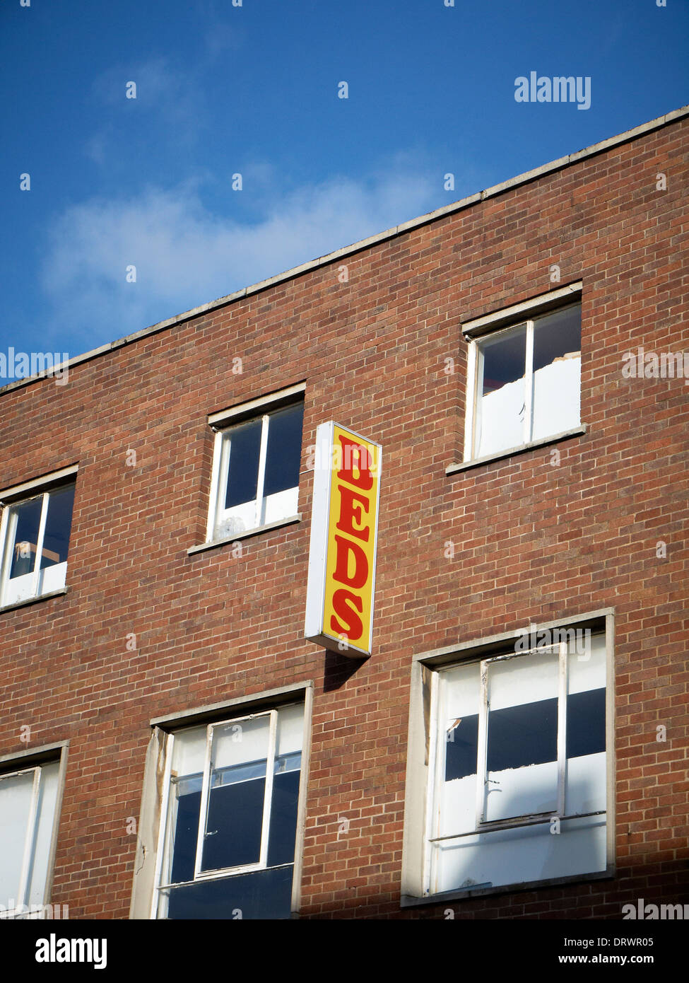 I letti segno sulla parete esterna in Crewe Cheshire Regno Unito Foto Stock