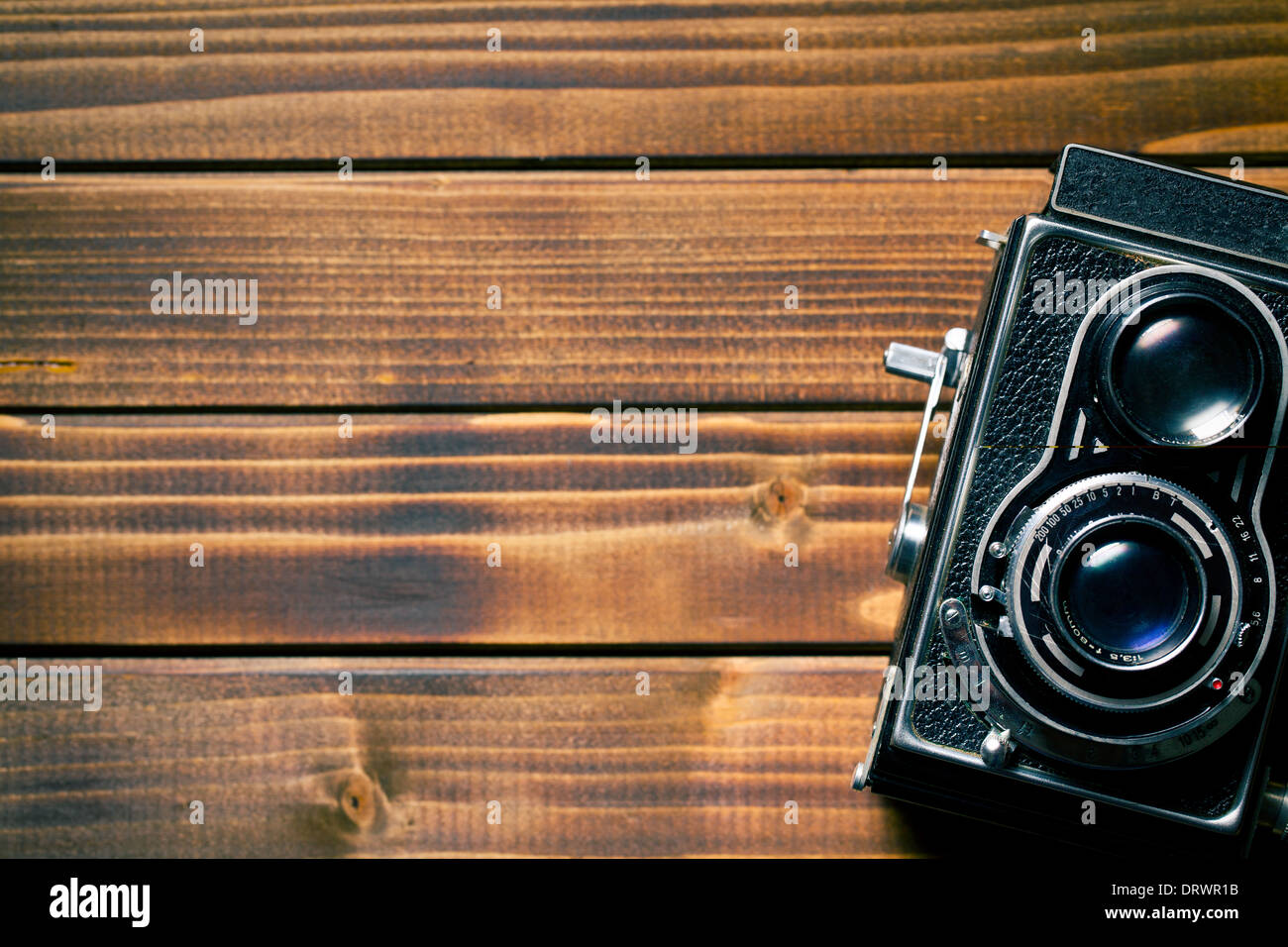 Vista superiore della telecamera di antiquariato su sfondo di legno Foto Stock