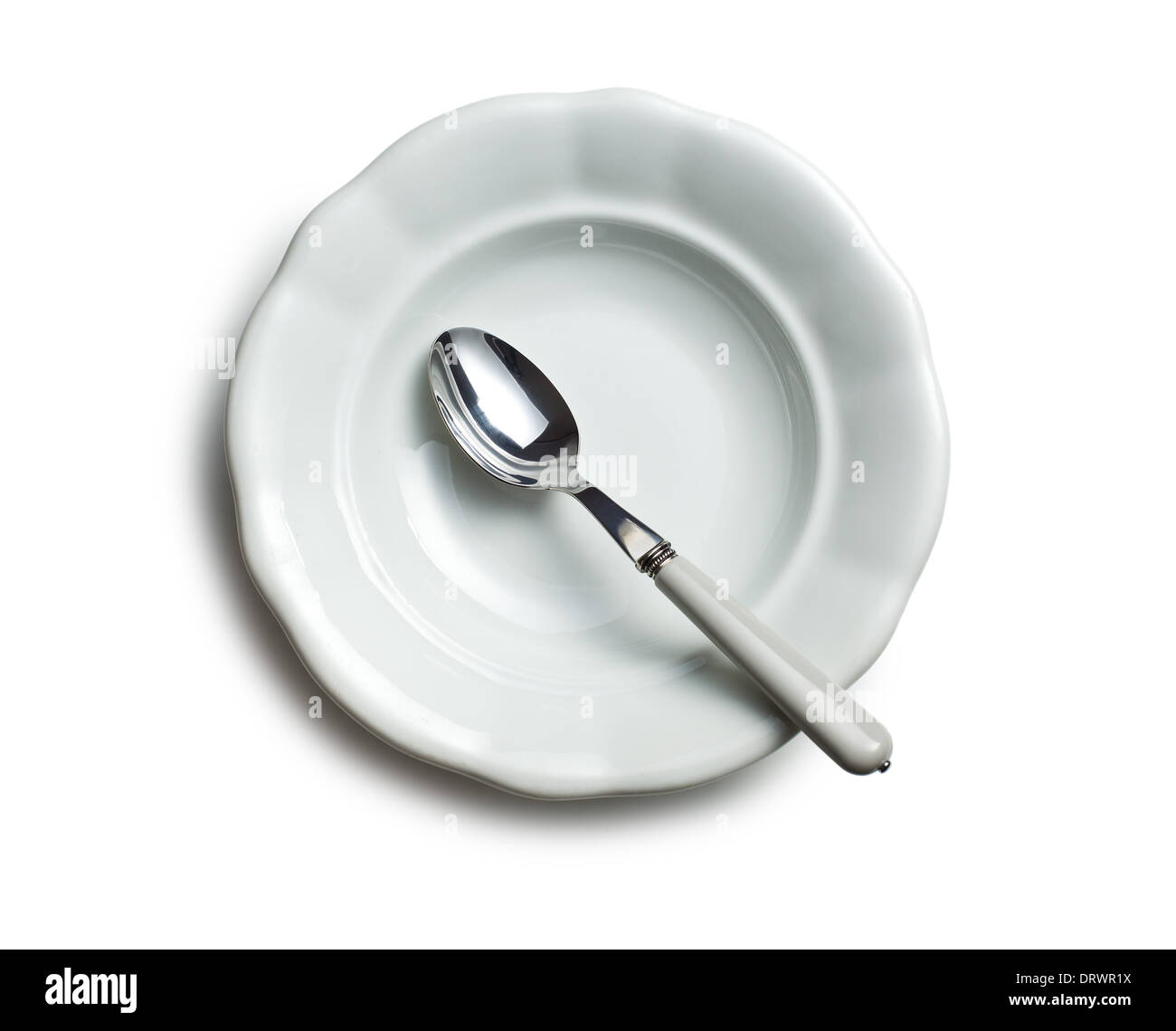 Vista superiore del piatto di portata in ceramica bianca con cucchiaino su sfondo bianco Foto Stock