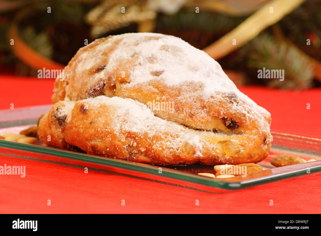 Il Natale lo Stollen la tedesca tradizionale torta di frutta fatta di pane-come la pasta con frutta candita, mandorle, cardamomo e cannella Foto Stock