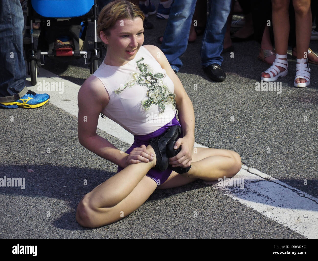 Signora giovane ginnasta facendo si divide e doppi snodati in Beaufort Street Festival Mount Lawley Perth Western Australia 2013, Foto Stock