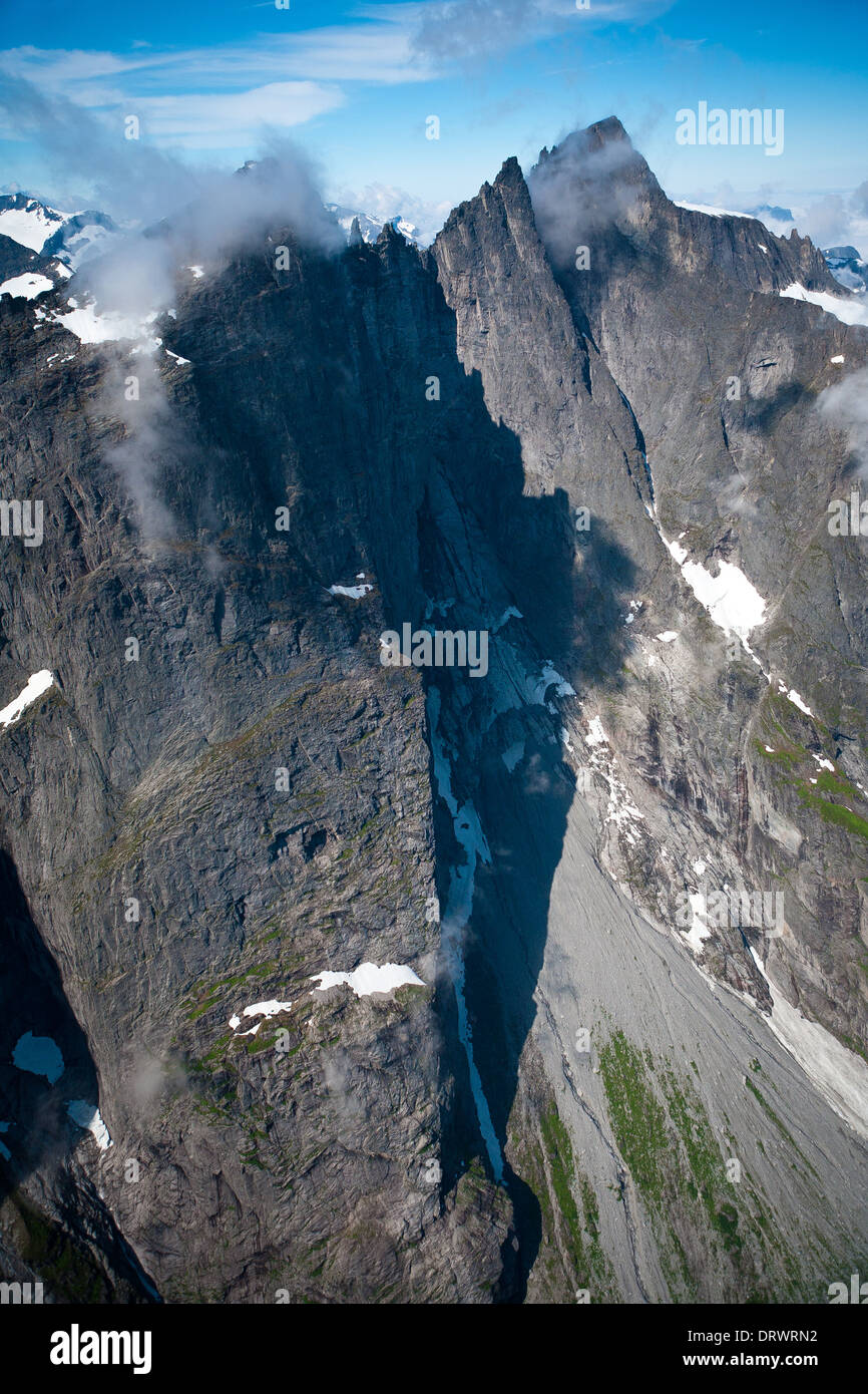 Foto aerea del Peak Store Trolltind (in alto a destra) e le vette Trolltindane nella valle di Romsdalen, Møre og Romsdal, Norvegia. Foto Stock