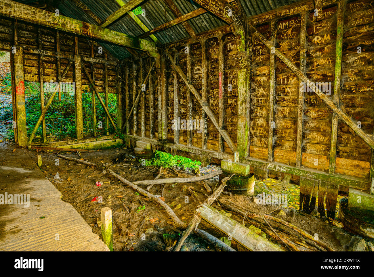 Vecchio all'interno di boathouse a Arundel lago a Swanbourne, West Sussex, Regno Unito Foto Stock