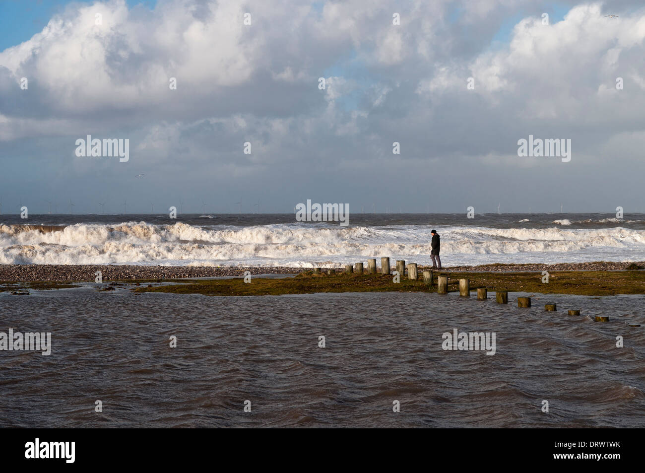 Spiaggia Pensarn Abergele Galles del Nord inondati dal mare Dicembre 2013 Foto Stock