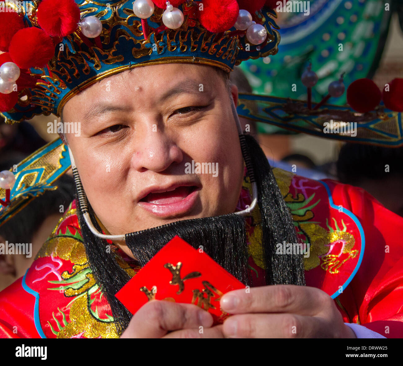 Manchester, Chinatown 2 Febbraio, 2104. Senior Gentleman dando fuori "lai vedere' doni al nuovo anno cinese in Albert Square, Manchester Il nord è più grande Capodanno cinese. Manchester Chinatown è uno del più grande d'Europa incastonato in una stretta griglia di strade dietro Piccadilly Gardens. Con un 175-piede drago di carta, un Leone danza, arti marziali dimostrazioni, il Drago Parade, dal Municipio di Chinatown, è uno dei punti forti di Manchester annuale del calendario degli eventi. Credito: Mar fotografico/Alamy Live News. Foto Stock