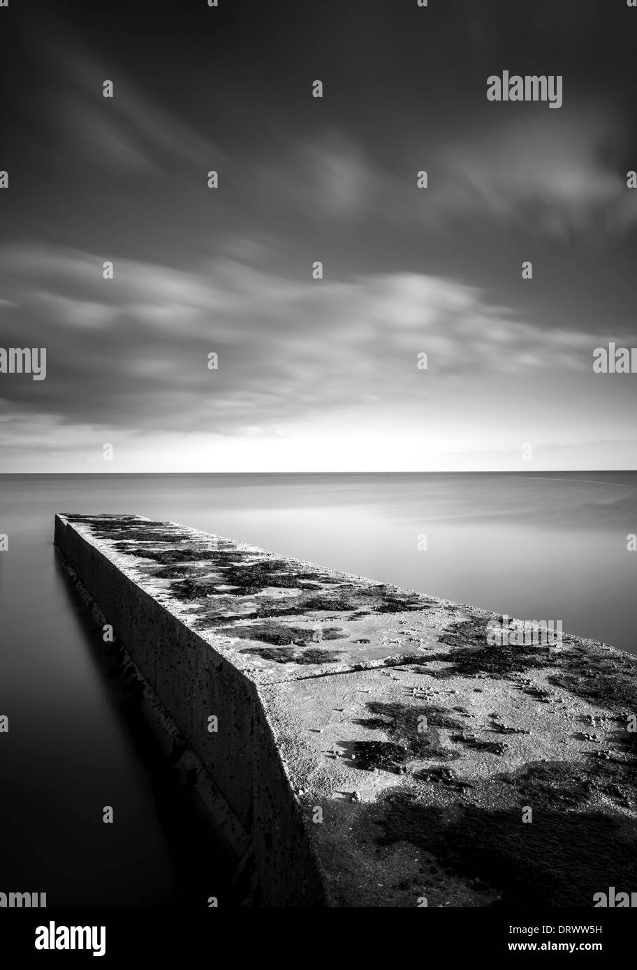 In bianco e nero di difesa del blocco in calcestruzzo Bognor Regis, West Sussex, Regno Unito Foto Stock