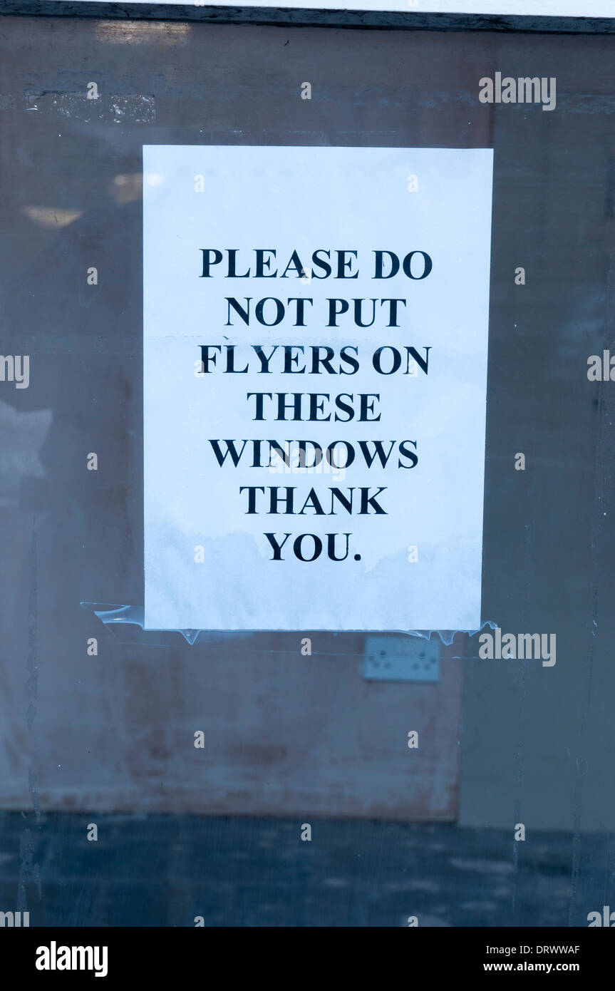 Un flyer avviso su una finestra indicante la preghiamo di non mettere i volantini in queste finestre grazie. Foto Stock