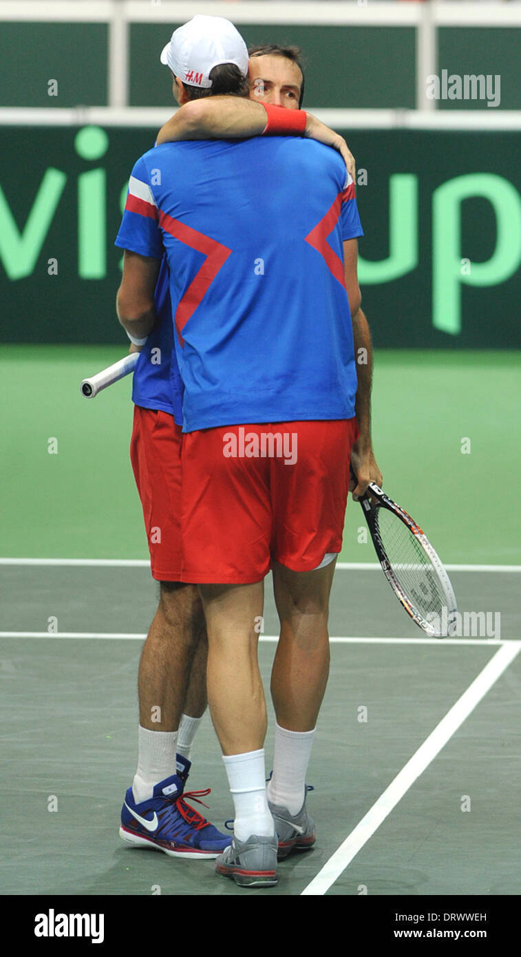 Ostrava, Repubblica Ceca. Il 1° febbraio 2014. Tomas BERDYCH, sinistra e Radek STEPANEK: risultati nei, a destra dalla Repubblica ceca celebra dopo aver sconfitto Robin Haase e Jean-Julien Rojer dai Paesi Bassi nel loro Davis Cup primo turno raddoppia corrispondono a Ostrava, Repubblica Ceca, sabato, 1 febbraio 2014. Berdych e STEPANEK: risultati nei ha vinto 7-5, 1-6, 7-6, 7-6. Credito: Jaroslav Ozana/CTK foto/Alamy Live News Foto Stock