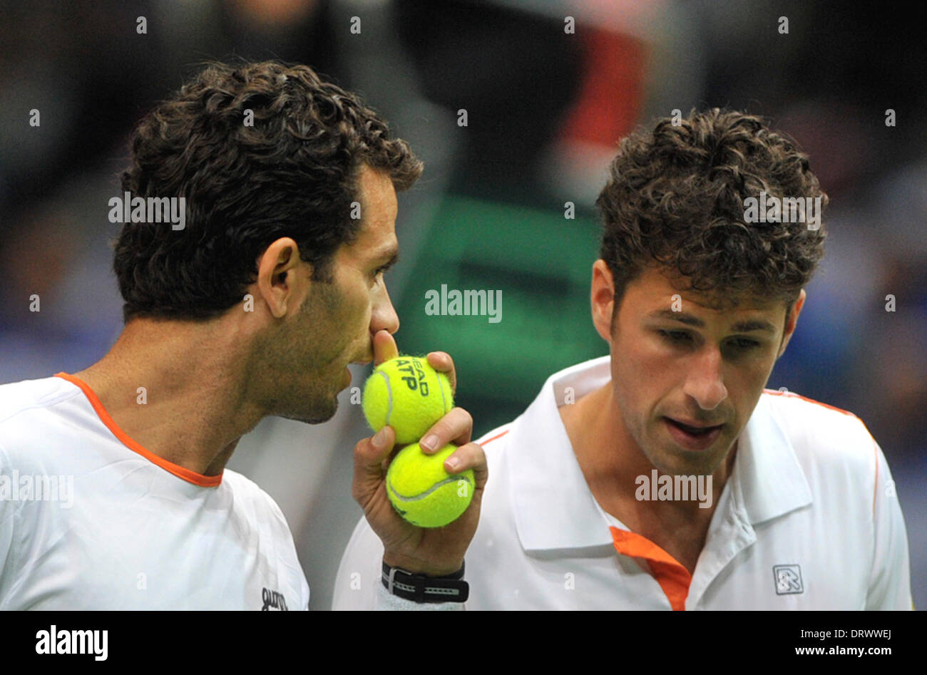 Ostrava, Repubblica Ceca. Il 1° febbraio 2014. Robin Haase, destra, ascolta Jean-Julien Rojer, sinistra, da Paesi Bassi durante la loro Coppa Davis primo round dobles match contro Tomas BERDYCH e Radek STEPANEK: risultati nei dalla Repubblica ceca in Ostrava, Repubblica Ceca, sabato, 1 febbraio 2014. Credito: Jaroslav Ozana/CTK foto/Alamy Live News Foto Stock