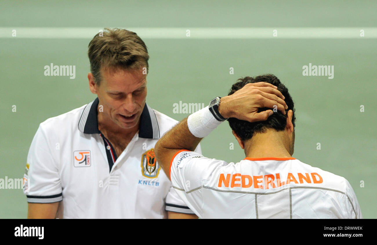 Ostrava, Repubblica Ceca. Il 1° febbraio 2014. Allenatore olandese Jan Siemerink, sinistra, parla a Jean-Julien Rojer, a destra dopo la Coppa Davis primo round raddoppia il match contro Tomas BERDYCH e Radek STEPANEK: risultati nei dalla Repubblica ceca in Ostrava, Repubblica Ceca, sabato, 1 febbraio 2014. Berdych e STEPANEK: risultati nei ha vinto 7-5, 1-6, 7-6, 7-6. Credito: Jaroslav Ozana/CTK foto/Alamy Live News Foto Stock