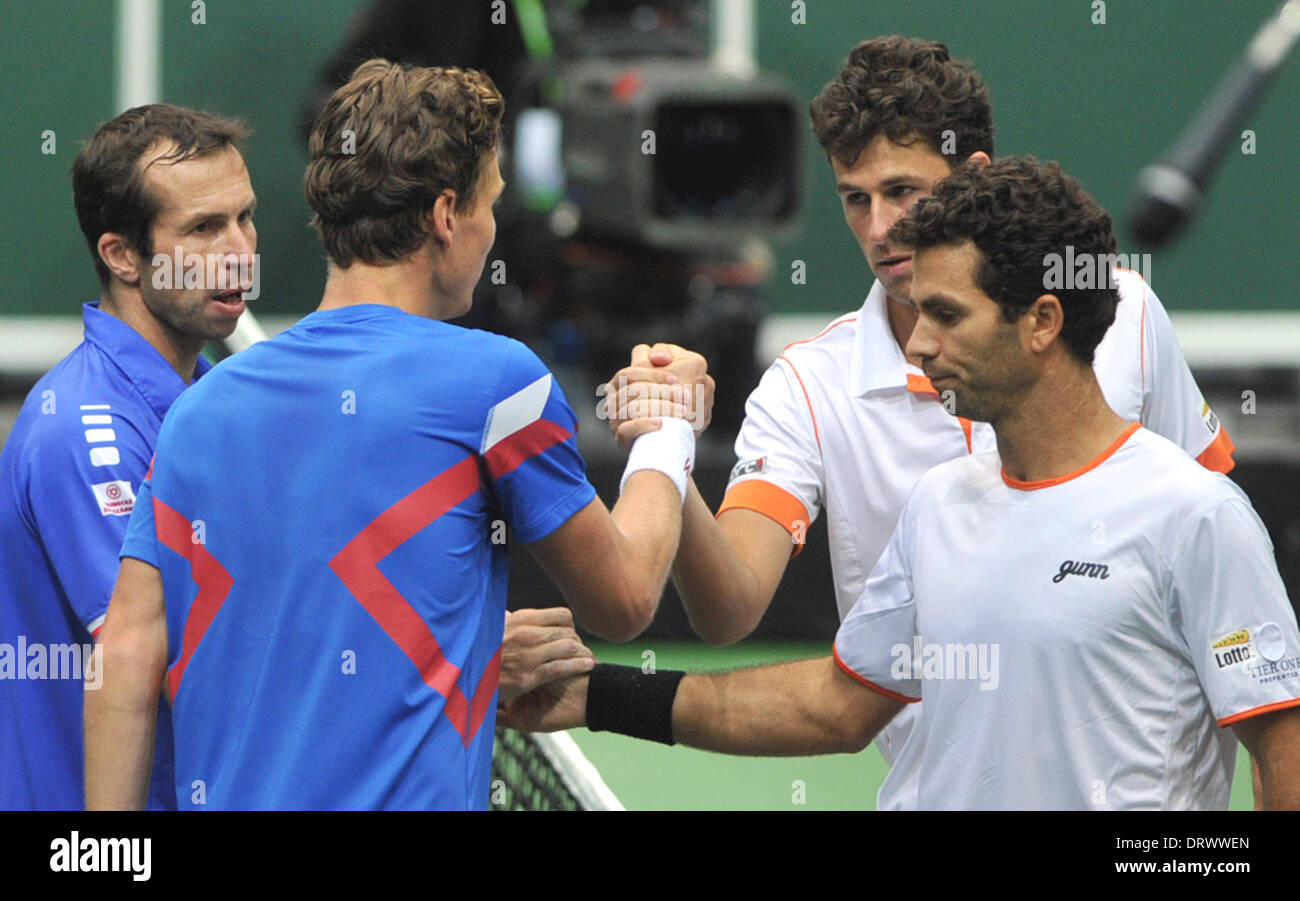 Ostrava, Repubblica Ceca. Il 1° febbraio 2014. Jean-Julien Rojer e Robin Haase dall Paesi Bassi si congratula con Tomas BERDYCH e Radek STEPANEK: risultati nei dalla Repubblica ceca, da destra a sinistra, dopo la loro Coppa Davis primo round raddoppia corrispondono a Ostrava, Repubblica Ceca, sabato, 1 febbraio 2014. Berdych e STEPANEK: risultati nei ha vinto 7-5, 1-6, 7-6, 7-6. Credito: Jaroslav Ozana/CTK foto/Alamy Live News Foto Stock