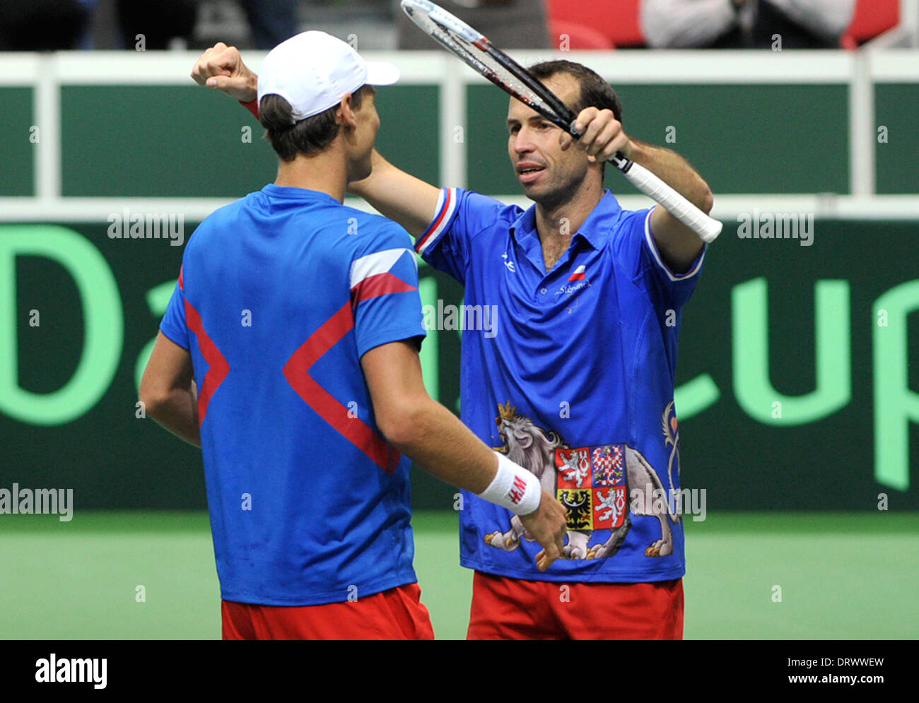 Ostrava, Repubblica Ceca. Il 1° febbraio 2014. Tomas BERDYCH, sinistra e Radek STEPANEK: risultati nei, a destra dalla Repubblica ceca celebra dopo aver sconfitto Robin Haase e Jean-Julien Rojer dai Paesi Bassi nel loro Davis Cup primo turno raddoppia corrispondono a Ostrava, Repubblica Ceca, sabato, 1 febbraio 2014. Berdych e STEPANEK: risultati nei ha vinto 7-5, 1-6, 7-6, 7-6. Credito: Jaroslav Ozana/CTK foto/Alamy Live News Foto Stock