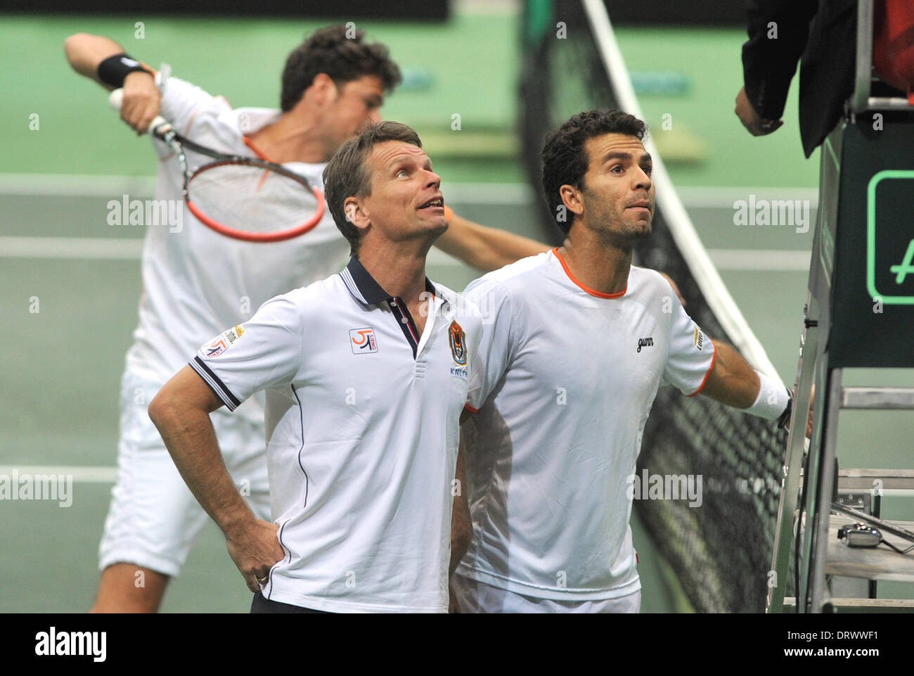 Ostrava, Repubblica Ceca. Il 1° febbraio 2014. Robin Haase reagisce come allenatore della squadra di Jan Siemerink e Jean-Julien Rojer dai Paesi Bassi, da sinistra a destra, discutere con l'arbitro durante la loro Coppa Davis primo round dobles match contro Tomas BERDYCH e Radek STEPANEK: risultati nei dalla Repubblica ceca in Ostrava, Repubblica Ceca, sabato, 1 febbraio 2014. Credito: Jaroslav Ozana/CTK foto/Alamy Live News Foto Stock